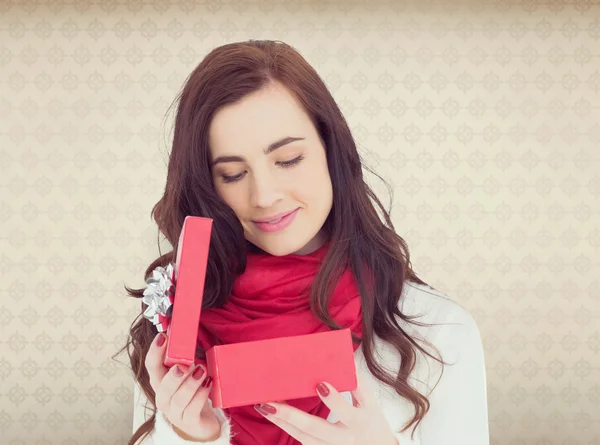 Bonita morena abriendo regalo de Navidad — Foto de Stock