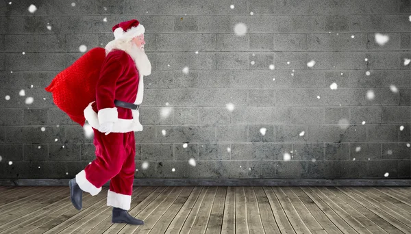 Babbo Natale che porta sacco di regali — Foto Stock