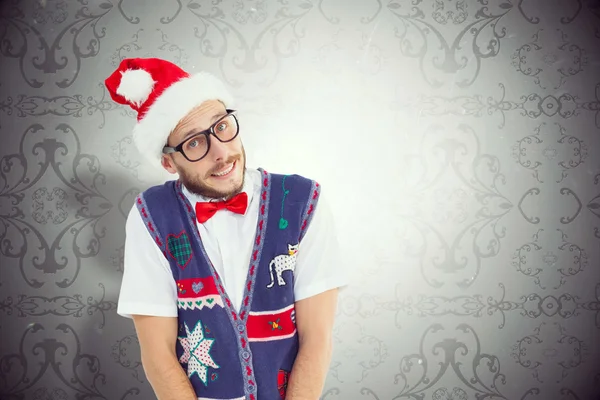 Geeky hipster in Kerstman hoed — Stockfoto