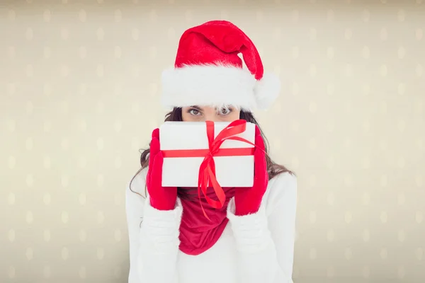 Brunett i röda handskar och santa hatt — Stockfoto