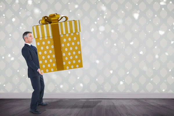 Uomo elegante con regalo gigante — Foto Stock