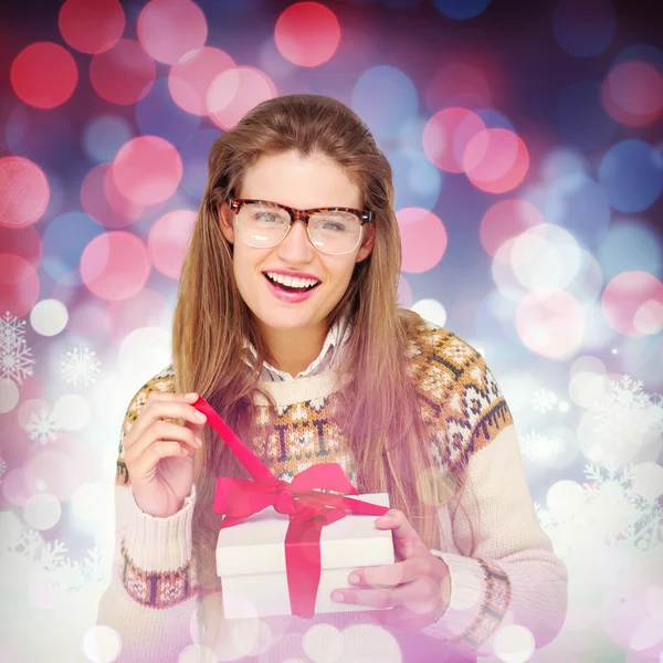 Fröhlicher geeky Hipster lächelt in die Kamera — Stockfoto