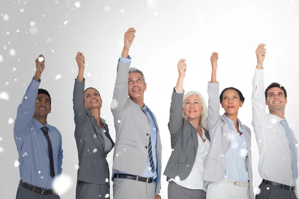Pessoas de negócios sorridentes levantando as mãos — Fotografia de Stock
