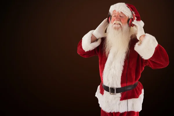 Weihnachtsmann genießt etwas Musik — Stockfoto