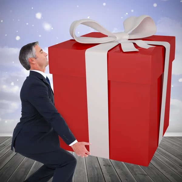 Hombre con estilo con regalo gigante — Foto de Stock