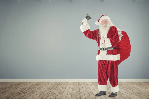 Zusammengesetztes Bild vom Weihnachtsmann, der seine Glocke läutet — Stockfoto