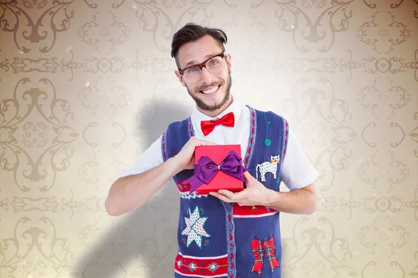 Geeky hipster che offre regalo di Natale — Foto Stock