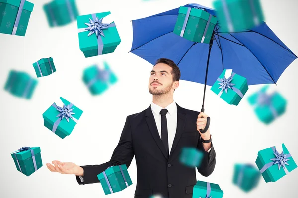Empresário alegre segurando guarda-chuva — Fotografia de Stock