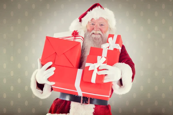 サンタの複合イメージを運ぶいくつかのプレゼント — ストック写真