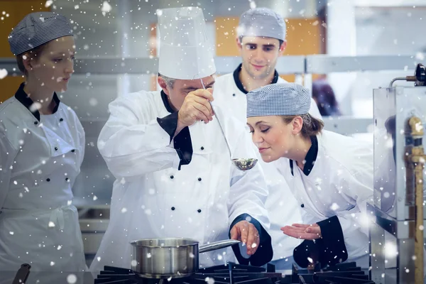 Neve caindo contra chefs — Fotografia de Stock