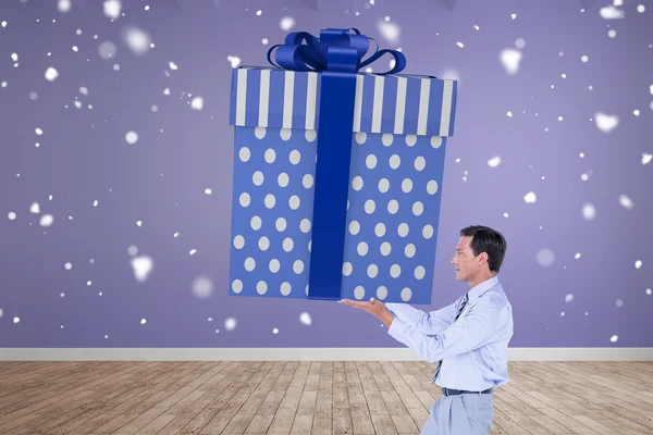 Stylish man with giant gift — Stock Photo, Image