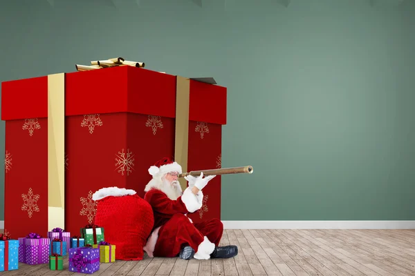 Santa tittar genom ett teleskop — Stockfoto