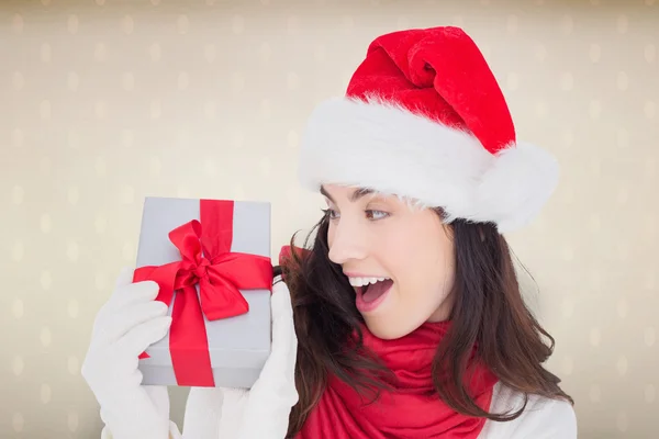 Verbaasd brunette in santa hat weergegeven: geschenk — Stockfoto