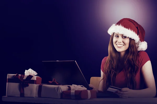 Compras festivas ruiva on-line com laptop — Fotografia de Stock