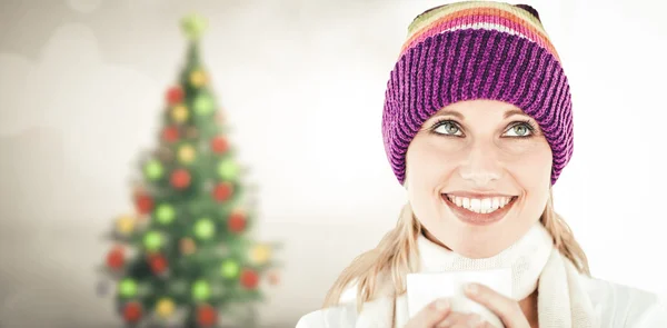 Frau mit buntem Hut — Stockfoto