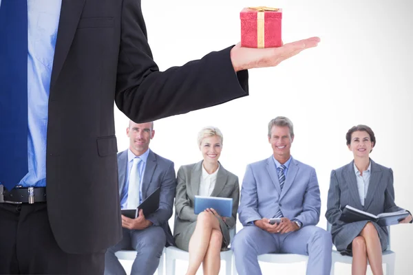 Empresario sosteniendo la mano en la presentación —  Fotos de Stock