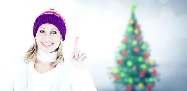 Femme joyeuse avec un chapeau coloré — Photo