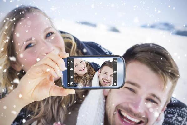 Hand holding smartphone showing — Stock Photo, Image