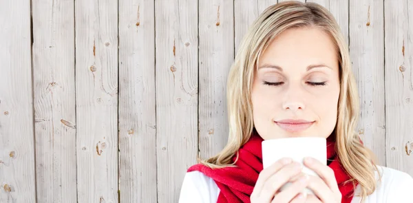 Porträtt av en ung kvinna som njuter av hennes hett kaffe — Stockfoto