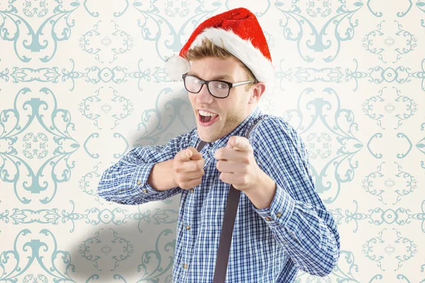 Geeky hipster portant un chapeau de Père Noël — Photo