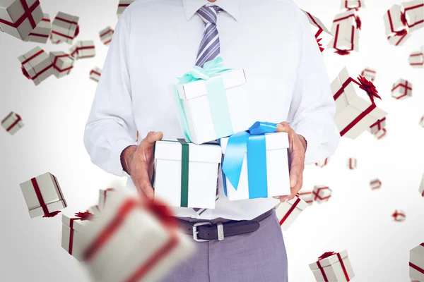 Hombre de negocios sosteniendo regalos — Foto de Stock