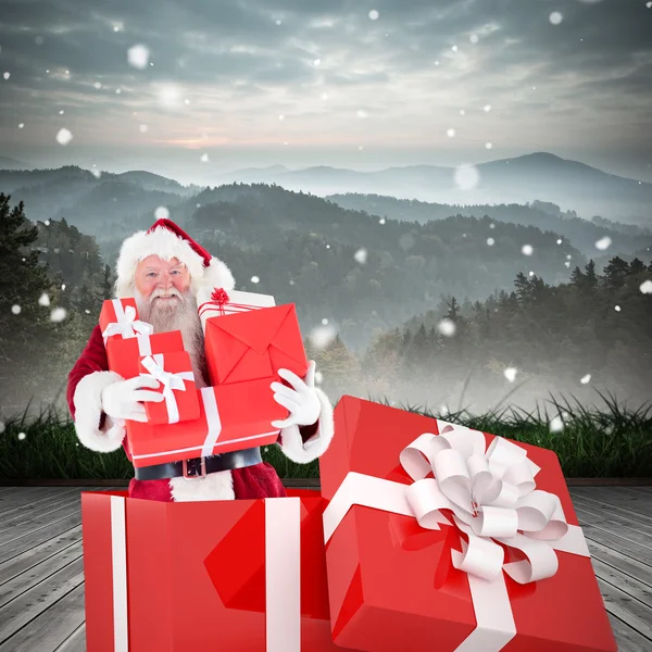 Père Noël debout en grand cadeau — Photo