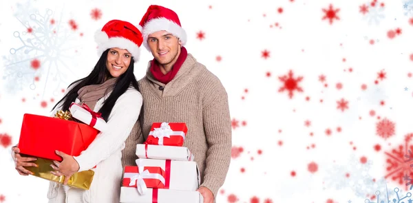 Jeune couple avec de nombreux cadeaux de Noël — Photo