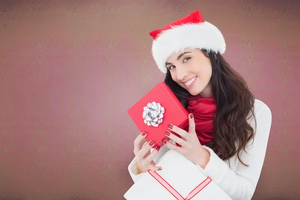 Bruna sorridente che tiene regali di Natale — Foto Stock