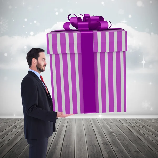 Hombre con estilo con regalo gigante — Foto de Stock