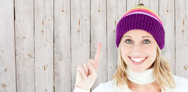 Positive Frau zeigt sich lächelnd in die Kamera — Stockfoto