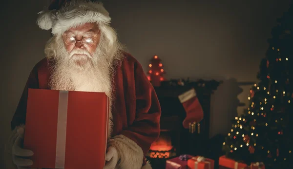 Santa claus leveren een gloeiende geschenk — Stockfoto