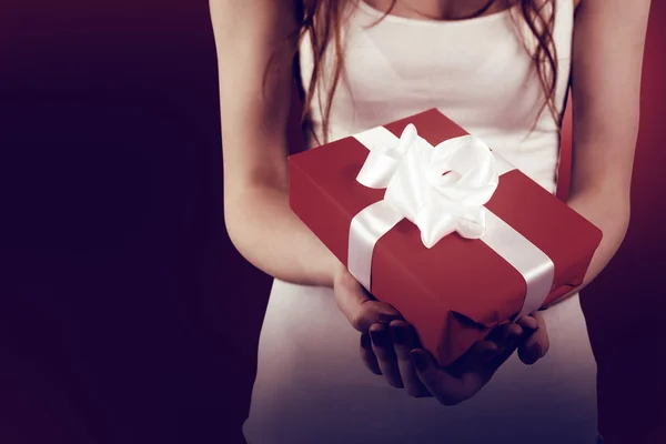 Donna in possesso di regalo rosso e bianco — Foto Stock