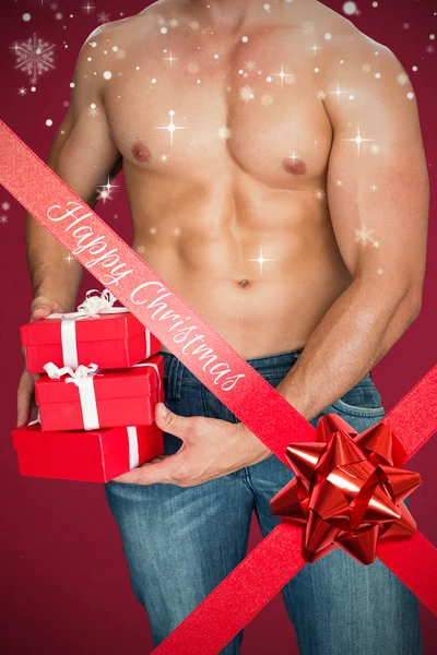 Aantrekkelijke bodybuilder met geschenken — Stockfoto