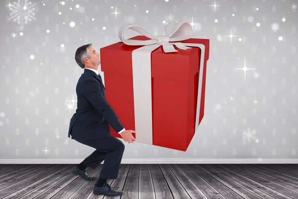 Uomo elegante con regalo gigante — Foto Stock