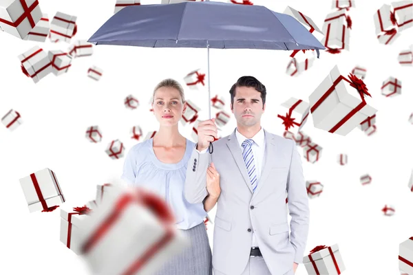 Empresários segurando um guarda-chuva preto — Fotografia de Stock
