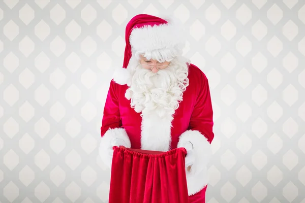 Papai Noel olhando no saco — Fotografia de Stock