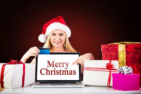 Woman wijzend op laptop scherm — Stockfoto