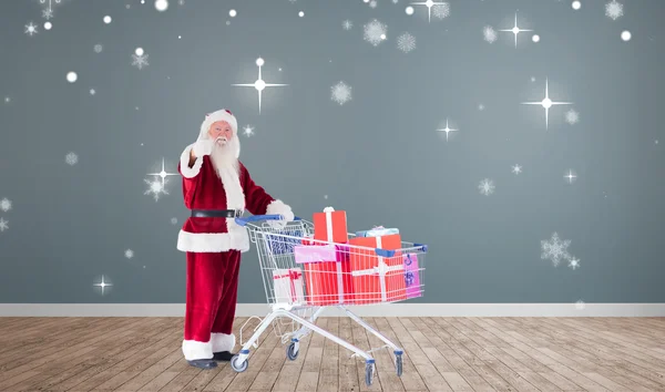 Santa duwen een winkelwagentje — Stockfoto