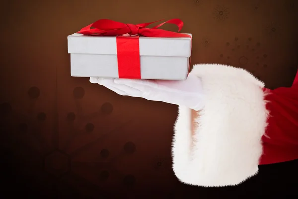 Santa claus viser gave med rødt bånd - Stock-foto