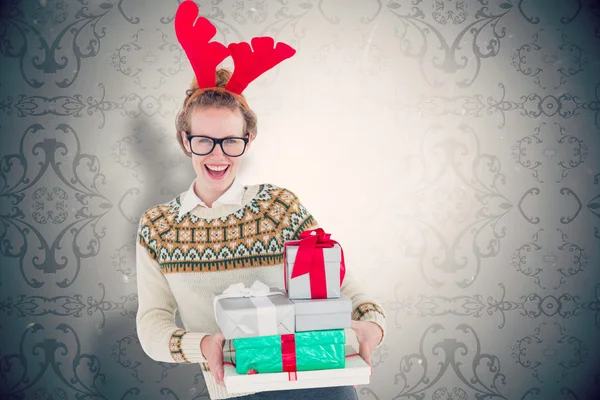 Happy geeky hipster holding présente — Photo