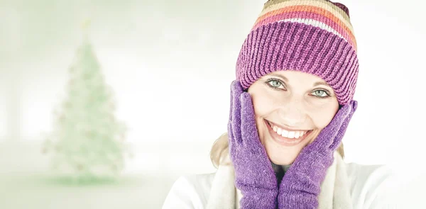 Strahlende junge Frau mit Mütze und Handschuhen — Stockfoto