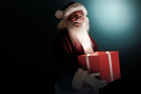 Otec Vánoc držel dárek — Stock fotografie