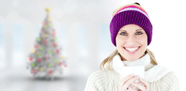 Leuchtende Frau im weißen Pullover — Stockfoto