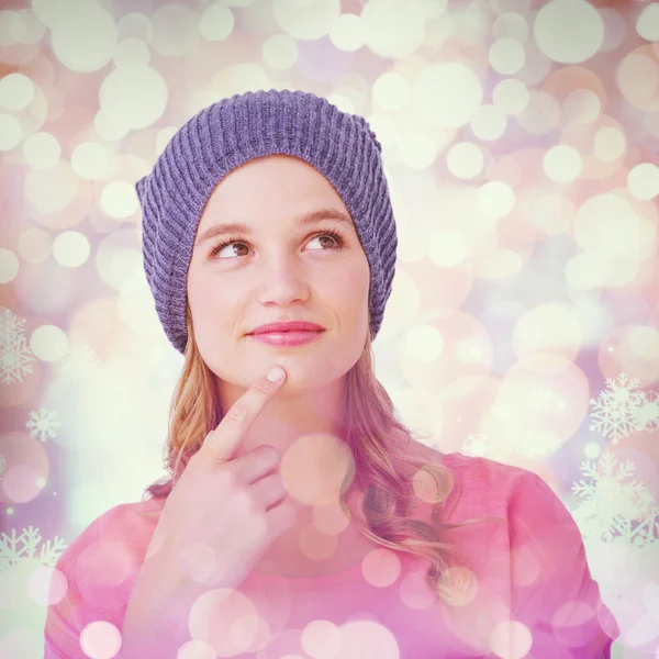 Femme hipster réfléchie avec chapeau — Photo