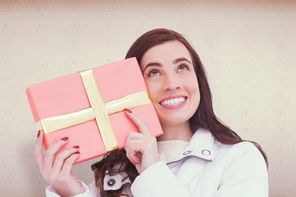 Portrait of a happy brunette holding gift — Stock Photo, Image