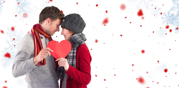 Casal segurando um coração vermelho — Fotografia de Stock