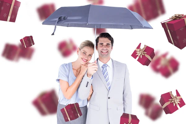 Üzletemberek egy fekete esernyő tartó — Stock Fotó
