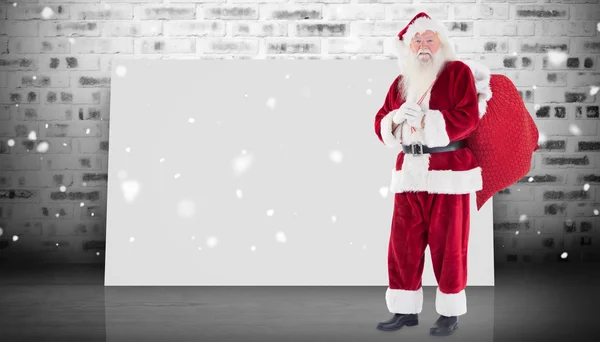Santa uśmiecha się do kamery — Zdjęcie stockowe