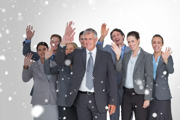 Sorridente team di lavoro che saluta la fotocamera — Foto Stock