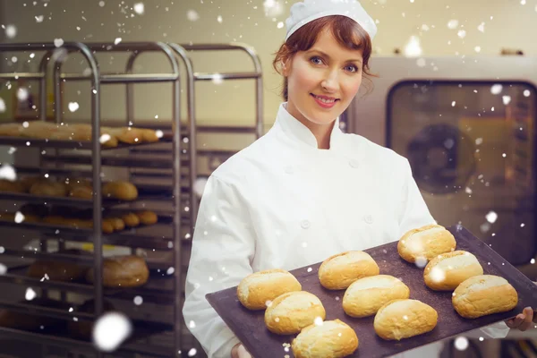 Ženské baker ukazující některé rohlíky — Stock fotografie